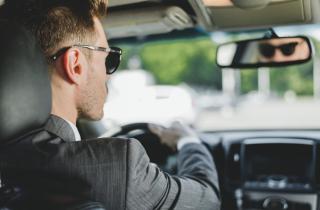 Проезд под знаком 3.2 разрешён только автобусам, троллейбусам, трамваям, машинам инвалидов и жильцам — директор автошколы