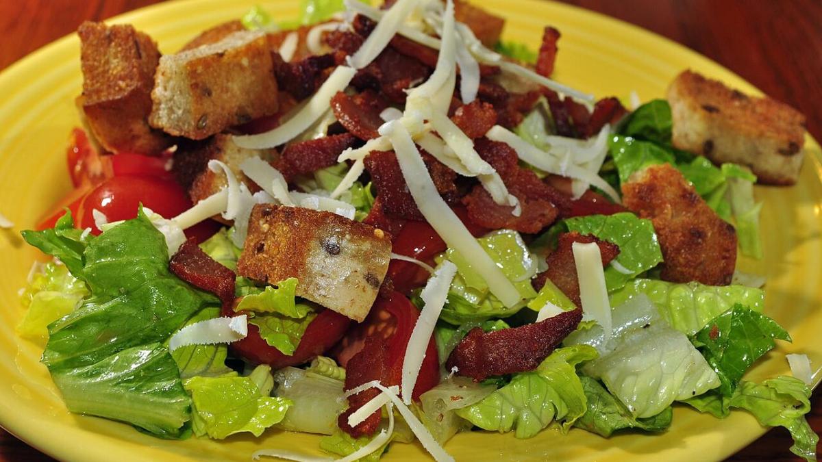 Салат с помидорами и сухариками Салат с помидорами и сухариками