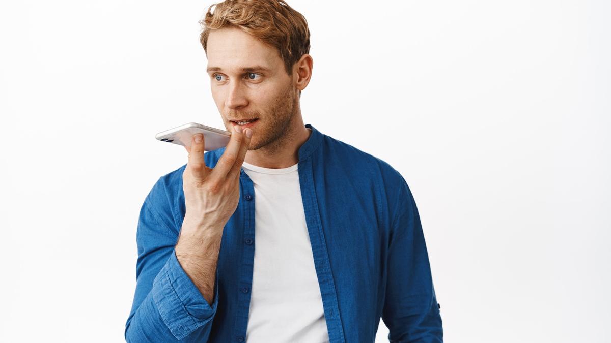 Человек говорит в телефон Человек говорит в телефон