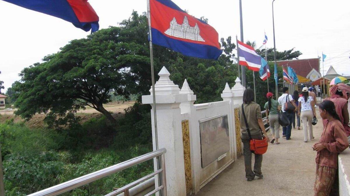 Флаги Камбоджи и Тайланда