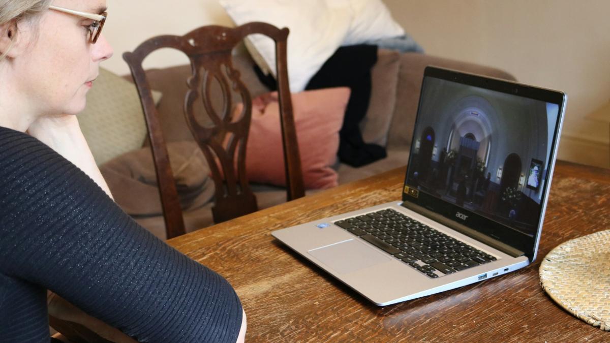 Девушка смотрит видео