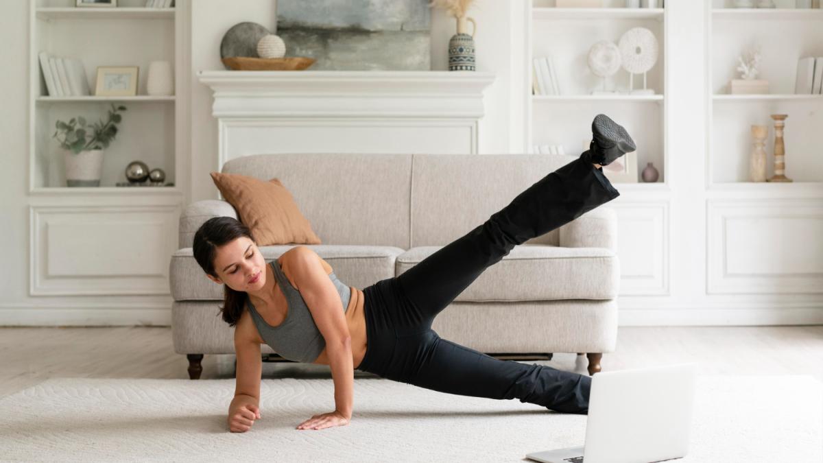 Девушка занимается спортом дома