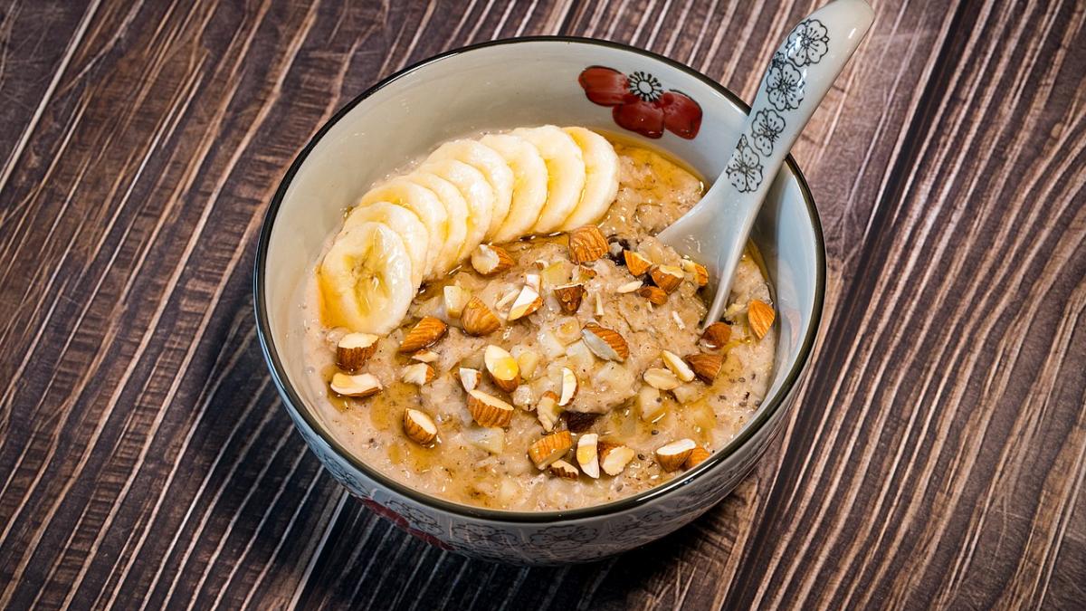 Овсянка с орехами и фруктами