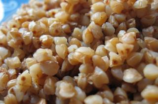 Для рассыпчатой гречки крупу обжаривают на сухой сковороде до орехового аромата — повар