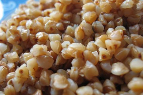 Для рассыпчатой гречки крупу обжаривают на сухой сковороде до орехового аромата — повар