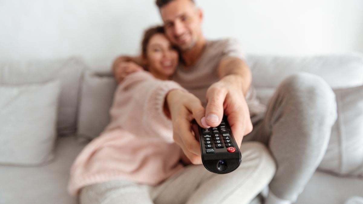 Пара смотрит телевизор