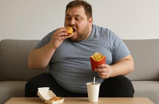 Онколог Хациев предупредил, что ожирение связано с деменцией и онкозаболеваниями