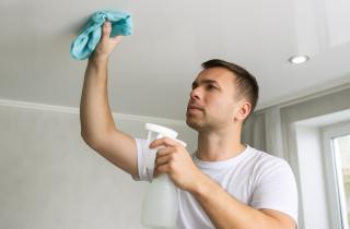 Кухонная копоть проникает в материалы потолков и усложняет очистку — клинеры