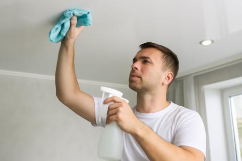 Кухонная копоть проникает в материалы потолков и усложняет очистку — клинеры