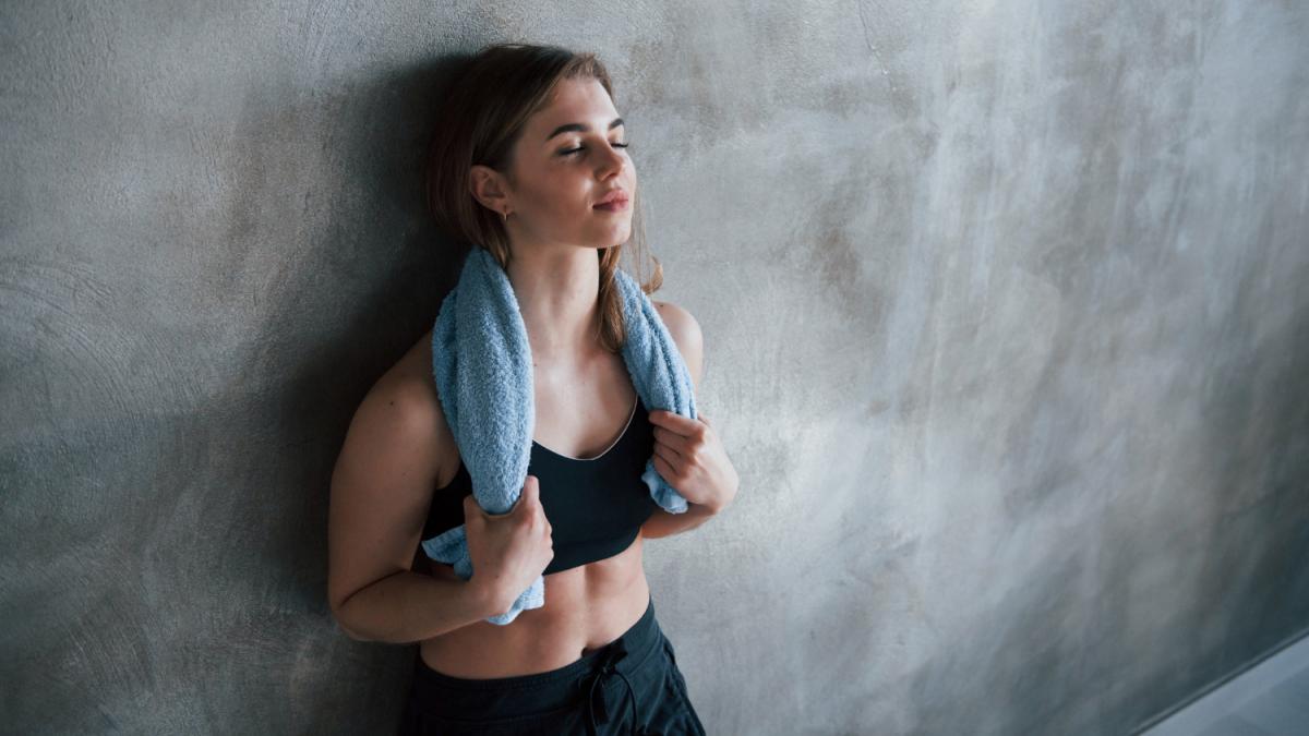 Девушка отдыхает после тренировки