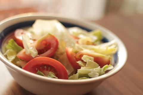 Как приготовить лёгкий салат с овощами и курицей: рецепт на 4 порции
