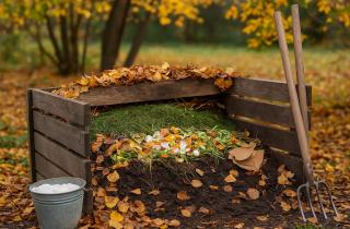 Компостер помогает переработать органические отходы и получить натуральное удобрение для сада и огорода