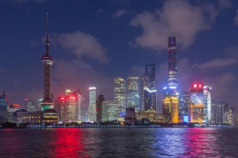 Шанхай показывает контраст небоскрёбов и старых улочек, гид Ли Чэн
