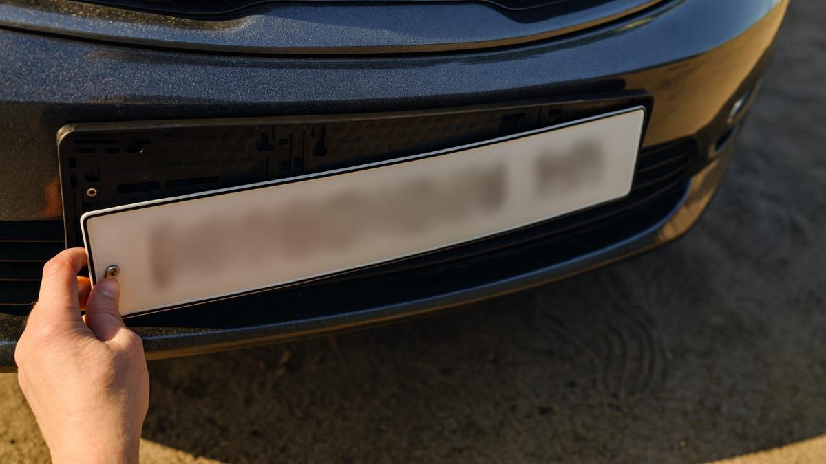 Магнитная рамка на авто