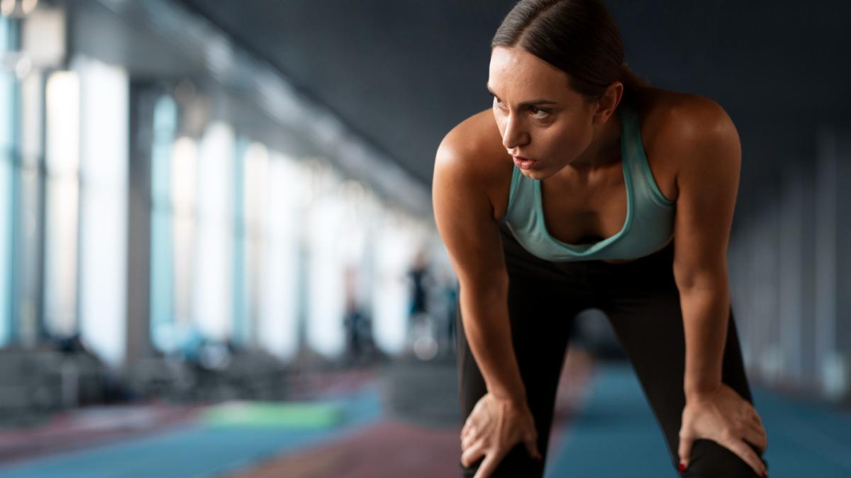 Девушка отдыхает после бега