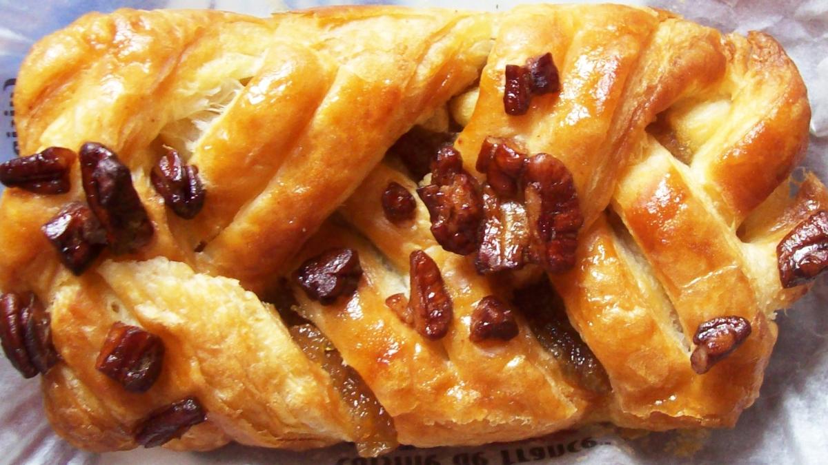 Слойка с кленовым сиропом и орешками пекан Слойка с кленовым сиропом и орешками пекан