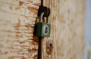 Зимой двери замерзают из-за влаги и перепадов температуры — советы мастеров