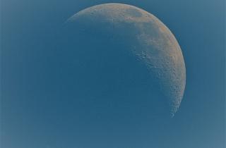 Ученые объяснили асимметрию пылевого облака на Луне: роль температурных перепадов