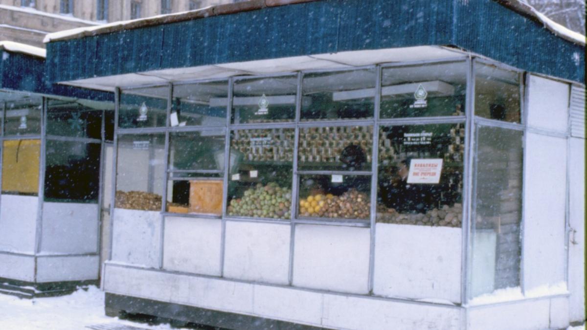 Closed fruit vegetable kiosk (9548981663)