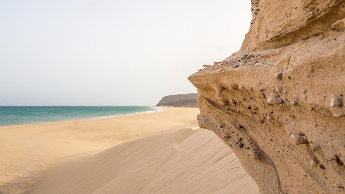 Скалистое побережье с мягким песком