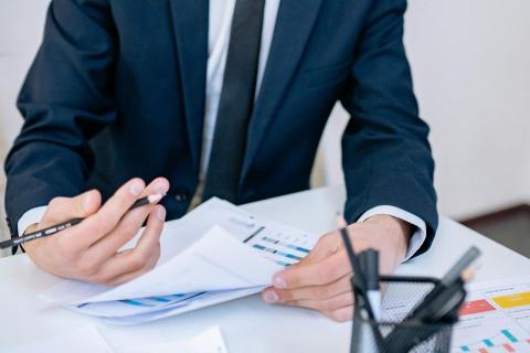 Человек изучает документ с таблицей