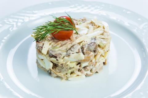 Рецепт салата с печенью: как быстро приготовить сытное блюдо