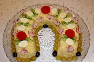 Подкова на столе: как этот новогодний салат превратит любой праздник в настоящий успех