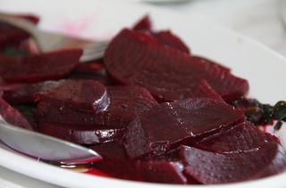 Свёкла придаёт салатам яркий цвет и мягкую сладость — кулинары