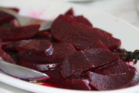 Свёкла придаёт салатам яркий цвет и мягкую сладость — кулинары