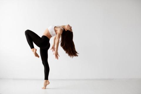 Базовые элементы брейк-данса — топрок и фриз: эксперты Break Dance School объяснили, как безопасно их освоить дома