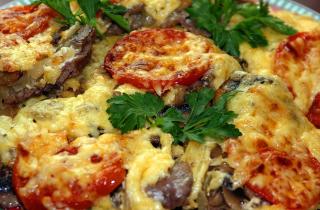 Мясо по-французски с картофелем в духовке становится сочным — повар