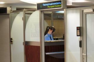 Путешественники пропускают рейсы из-за шуток на контроле