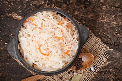 Яблочный уксус может заменить лимонный сок в капустном салате