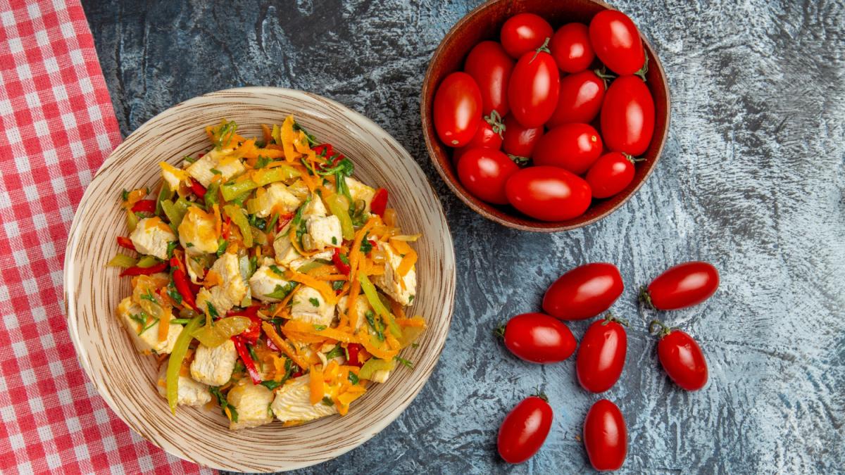 Салат с курицей и помидорами Салат с курицей и помидорами