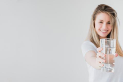 Врач Надежда Чернышова: стакан воды утром помогает запустить обмен веществ и работу ЖКТ