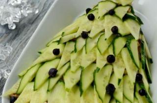 От копчёного куриного филе до зелёных ягод: новогодний салат 