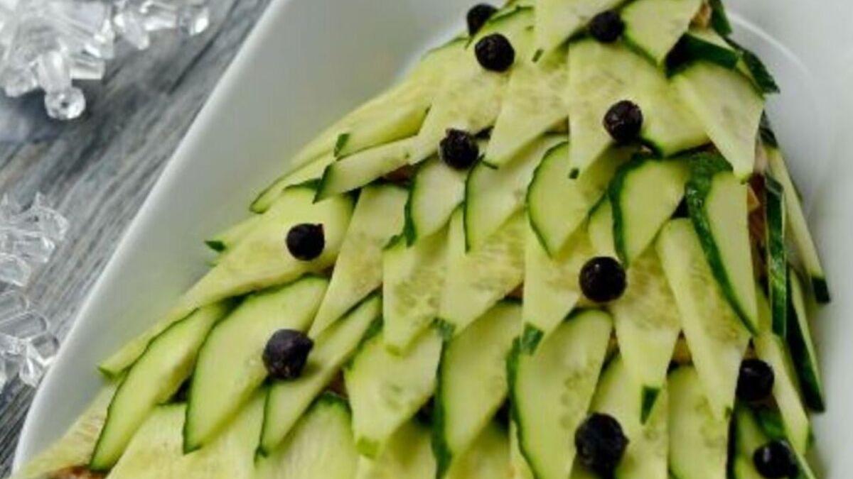 Новогодний салат "Ёлочка" с курицей, грибами и яичными блинами