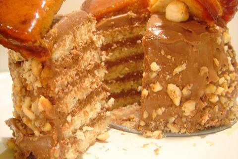 Торт с грецкими орехами и варёной сгущёнкой получается мягким и насыщенным