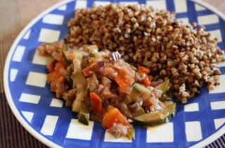 Гречка, помидоры и орехи повышают риск камней в почках из-за оксалатов — уролог Малхасян