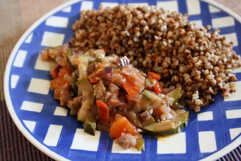 Гречка, помидоры и орехи повышают риск камней в почках из-за оксалатов — уролог Малхасян