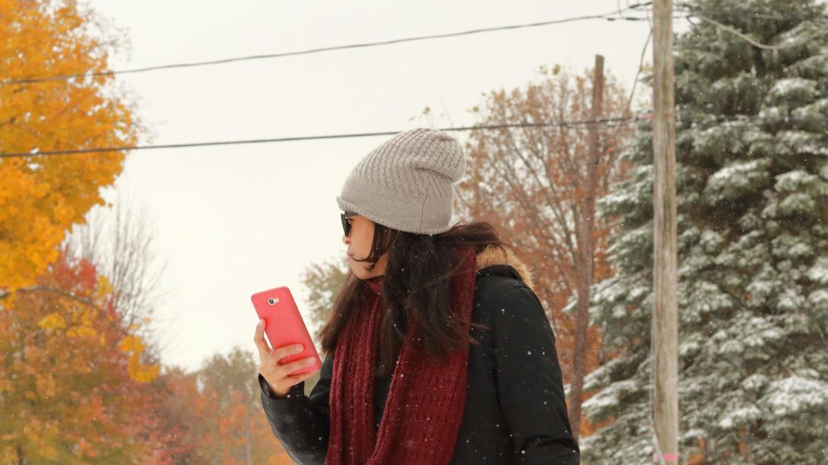 Женщина с телефоном