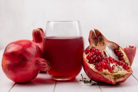 Смешала гранат и амлу — и получила напиток, который заменил витамины и крем для кожи