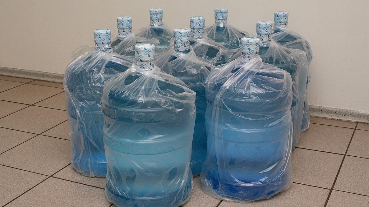 Бутыли с питьевой водой Бутыли с питьевой водой