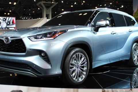 Россияне массово покупают автомобили в Белоруссии из-за изменений утильсбора с 1 ноября 2025 года