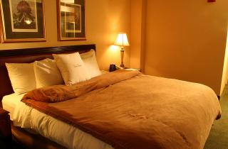 Эксперты: яркие стены и холодный свет в спальне вызывают усталость и раздражение