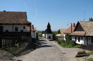 Туристы посетили деревню Холлокё с сохранённым укладом XIX века — по данным гидов