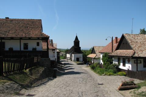 Туристы посетили деревню Холлокё с сохранённым укладом XIX века — по данным гидов