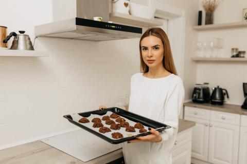Нагар на противне ухудшает вкус и запах новой еды – эксперты по утвари