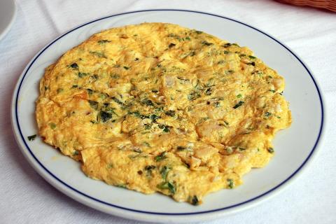 Кулинары: молоко делает яичницу-болтунью сухой и безвкусной