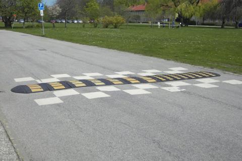 Резкое торможение перед лежачим полицейским увеличивает износ подвески — автоэксперты